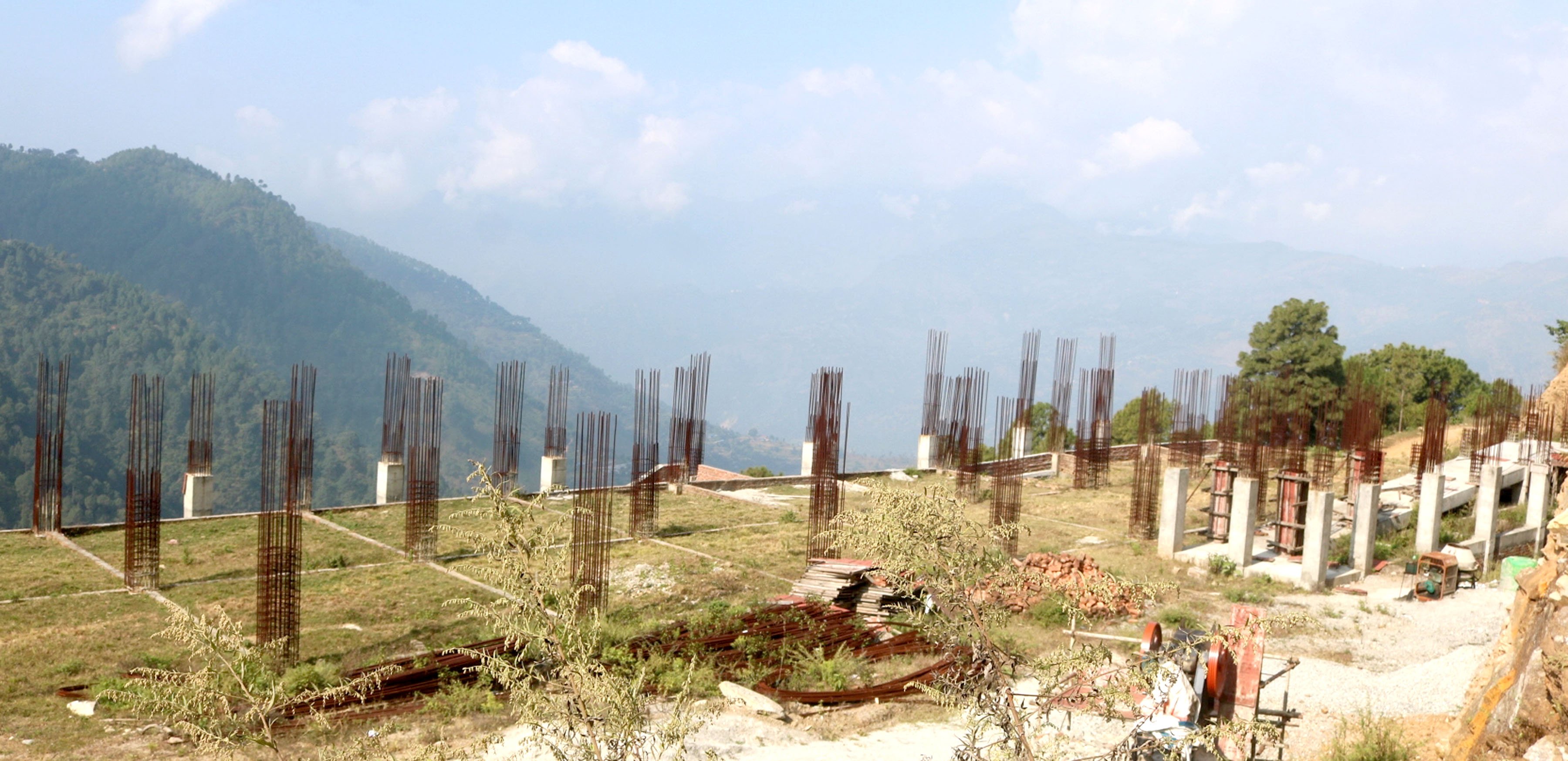 निर्माणाधीन अवस्थामै अलपत्र अस्पताल भवन (तस्बिर)